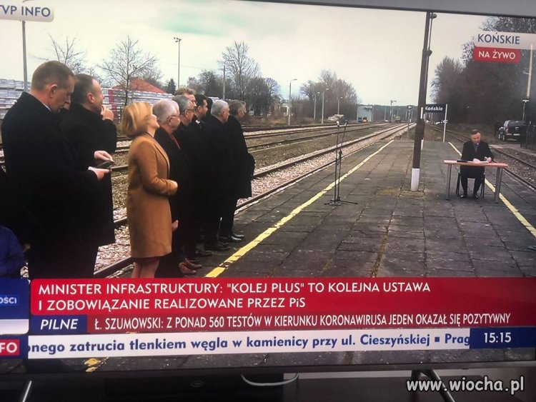 Adrian podpisuje ustawę na peronie.