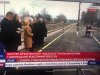 Adrian podpisuje ustawę na peronie.