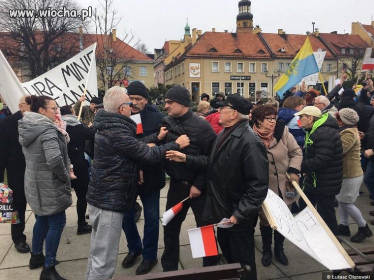 Bijatyka na Rynku podczas wizyty Andrzeja Dudy w Wodzisławiu.