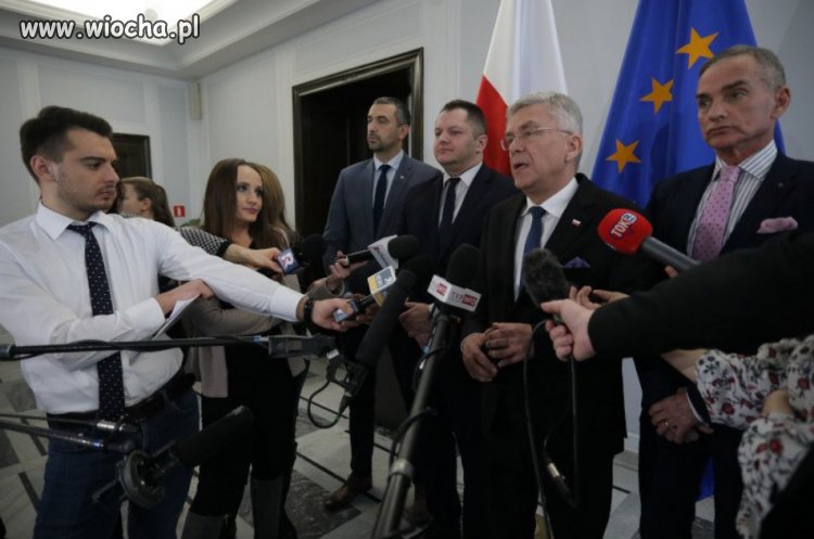 Kuriozalne zachowanie Karczewskiego.