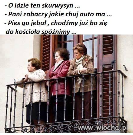 Pierwsze ławki w kościele.