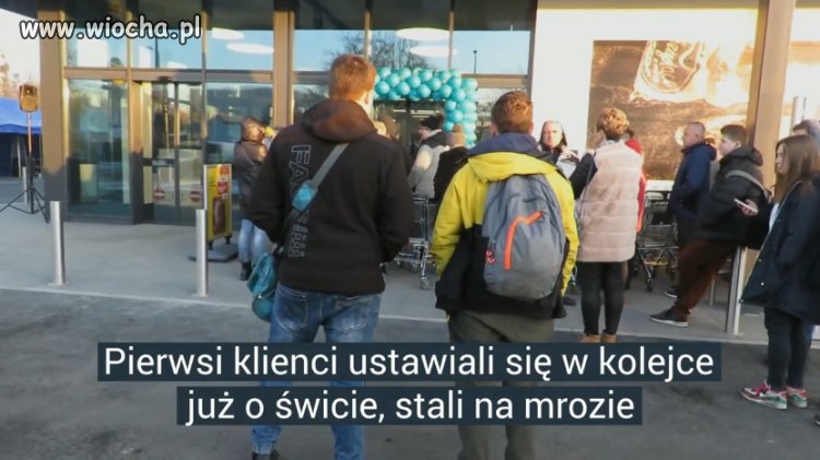 Nerwowo na otwarciu Lidla w Wadowicach.