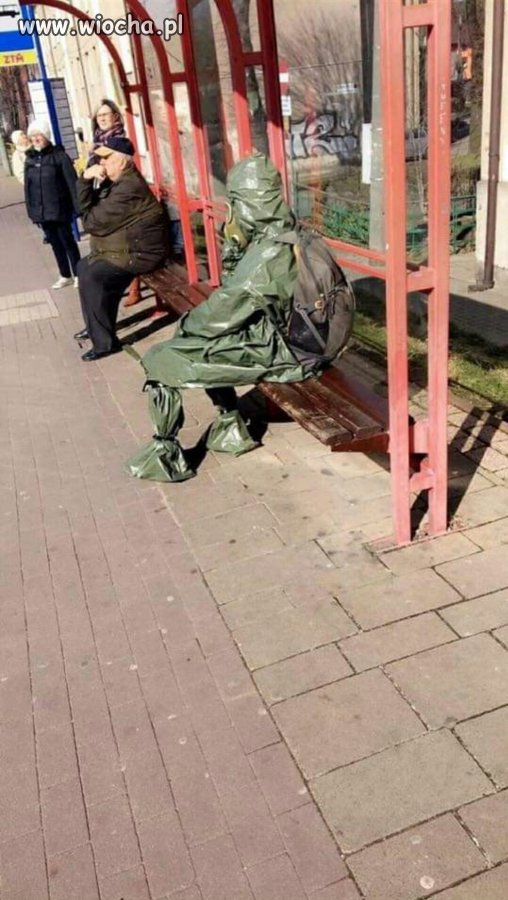 Czekając na autobus do Zielonej Góry. 