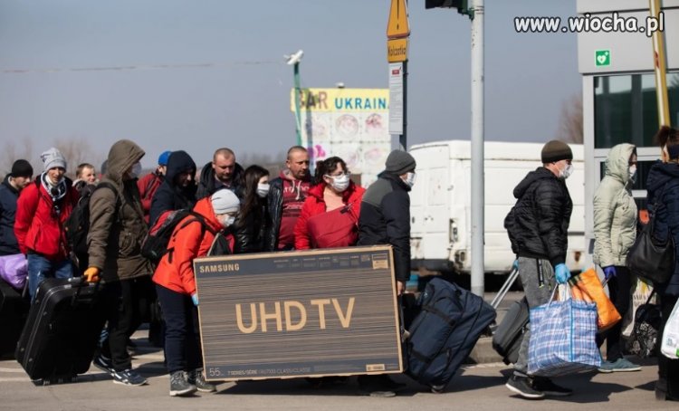 Ukraińcy na dworcu w Przemyślu
