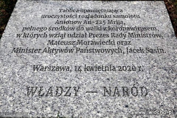 Na lotnisku odbyło się odsłonięcie tablicy
