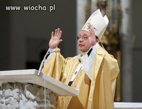 Ludzie starsi pomagają szyją maski,przyłbice robią
