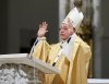 Ludzie starsi pomagają szyją maski,przyłbice robią