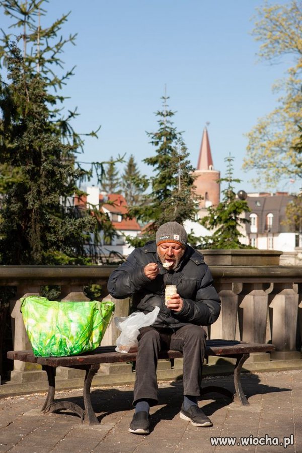 Bezdomny dostał mandat 100 zł