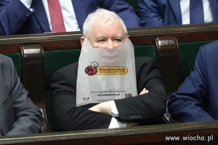 Jednak dostosował się do nakazów