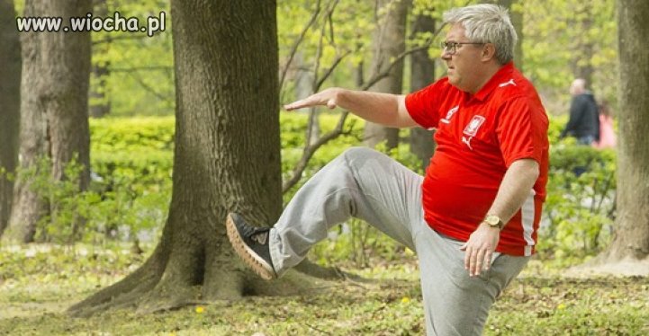 Fotograf przyłapał Czarneckiego w parku...