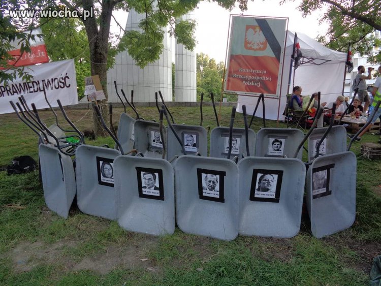 Dostarczono limuzyny dla rządu. 