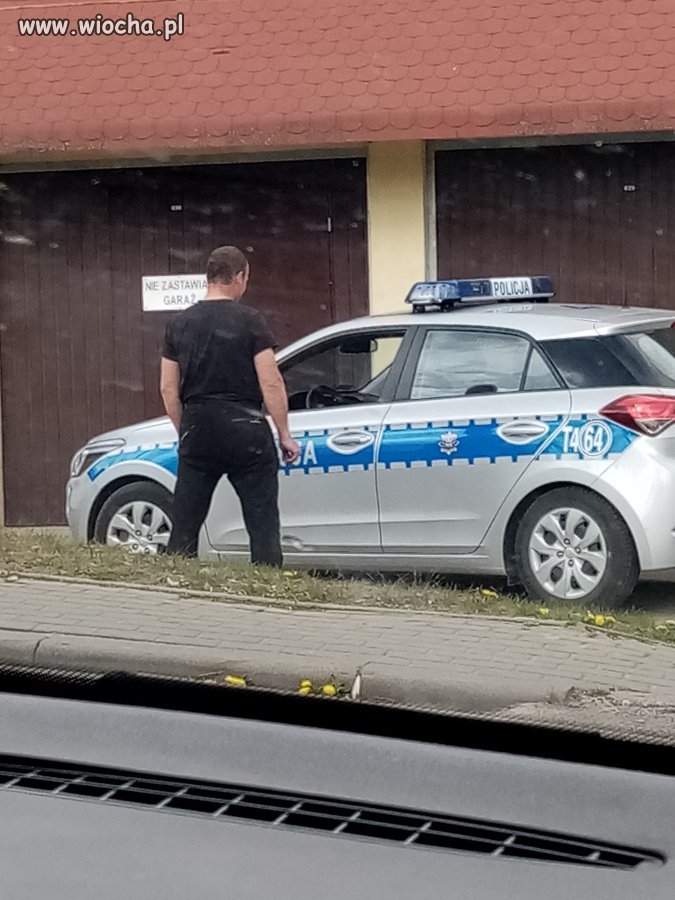 Policjant podjechał do kolegi