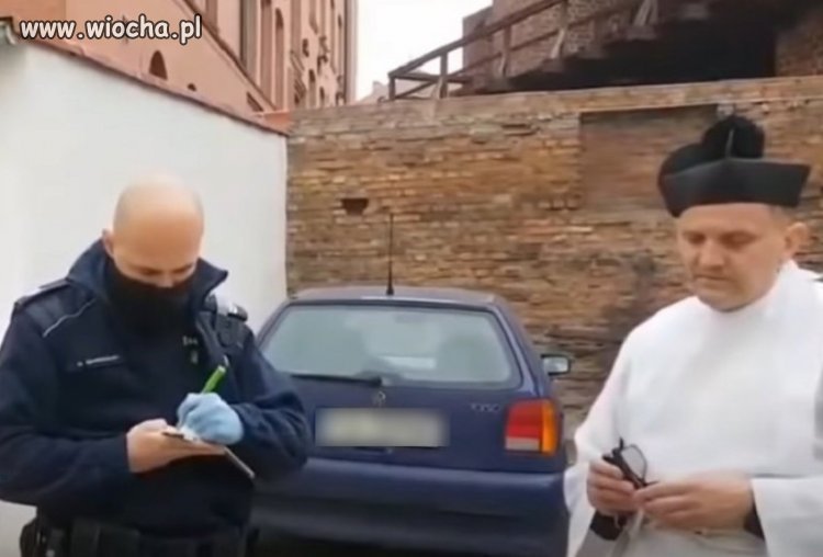 Kuriozalne zachowanie księdza.