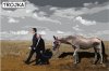 Dwóch ludzi z zagłodzonym koniem.