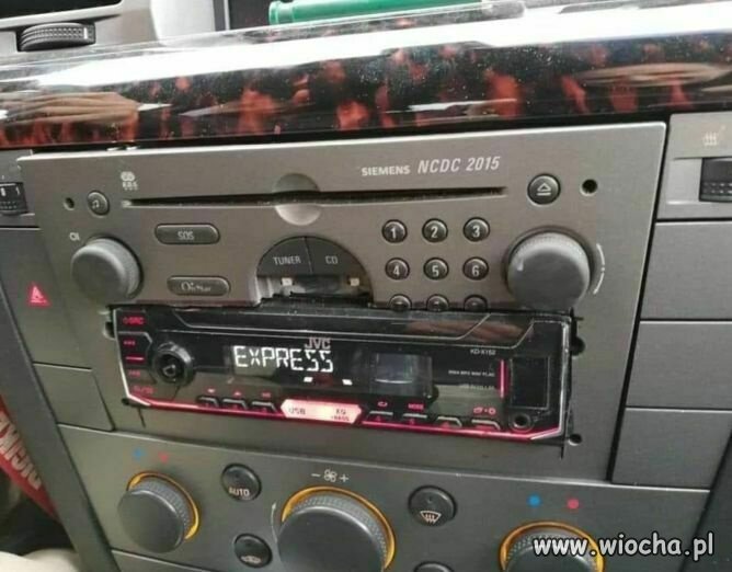 Szwagier umiesz zamontować radio w samochodzie ?