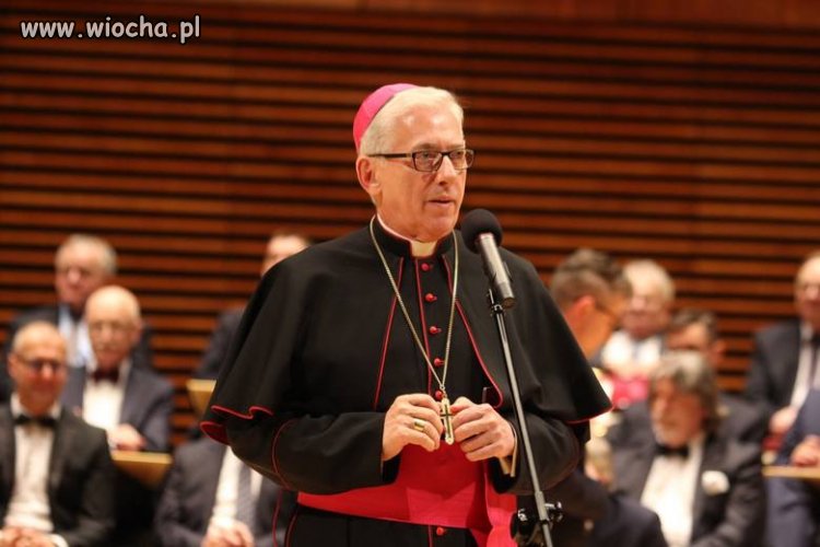 Abp Wiktor Skworc odwołuje dyspensę od obowiązku uczestnictwa w niedzielnej mszy św.