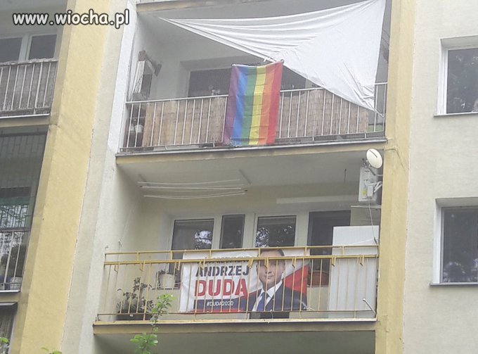 Duda za kratami i nad nim tęcza LGBT?