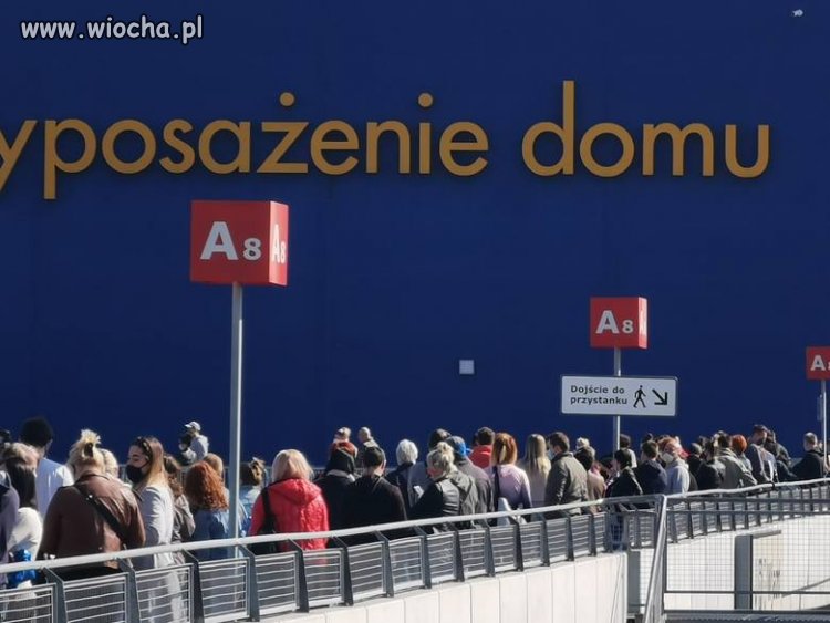 IKEA w Katowicach otwarta. Kolejka do sklepu 4 maja rano