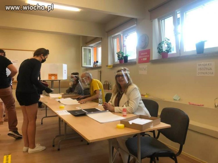 Tak, dobrze widzicie... To Gosiewska w komisji wyborczej