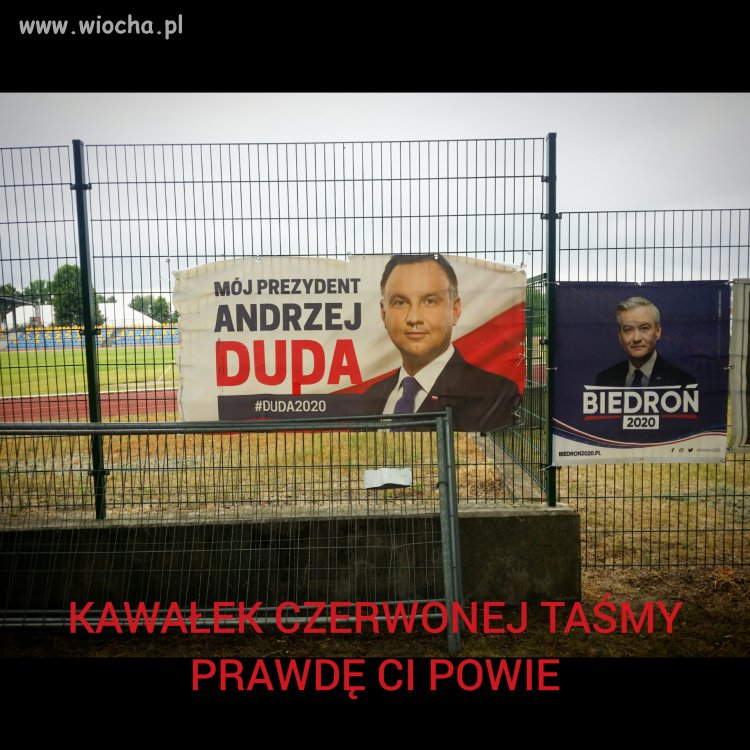 Kawałek czerwonej taśmy 