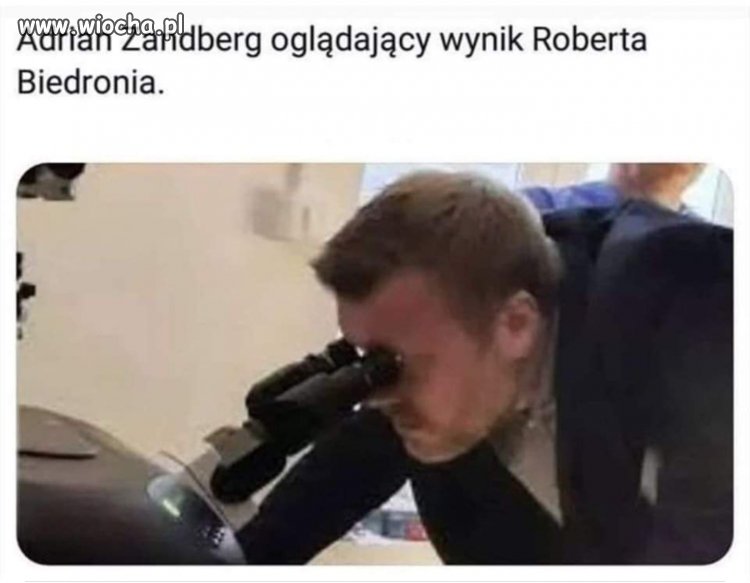 Adrian Zandberg ogladający wynik Biedronia 