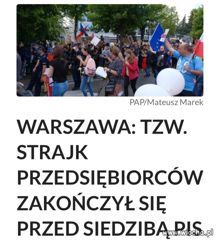 Ludzie maszerujący na siedzibę pis