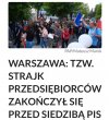 Ludzie maszerujący na siedzibę pis