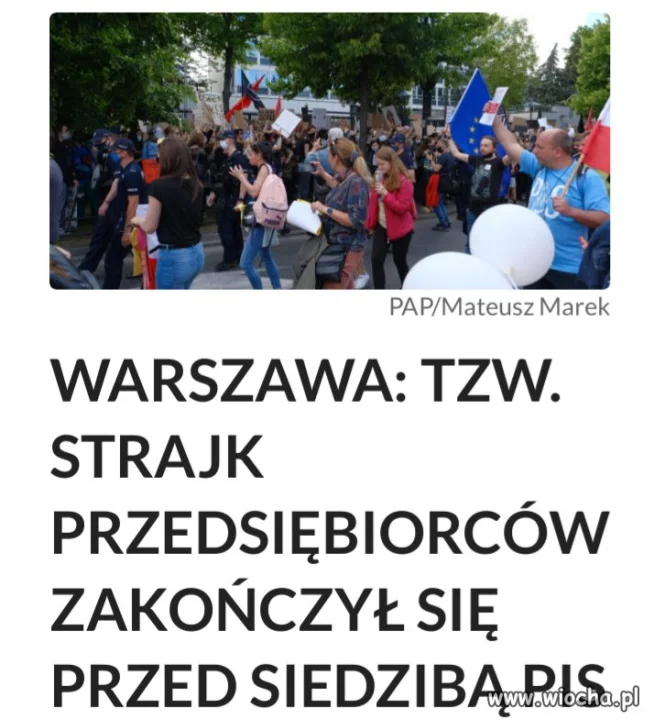 Ludzie maszerujący na siedzibę pis