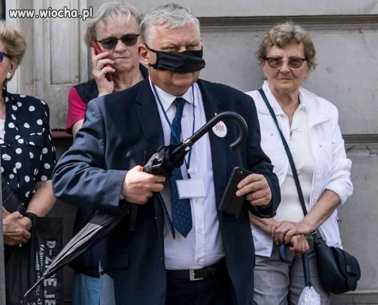 Założenie maseczki go przerosło