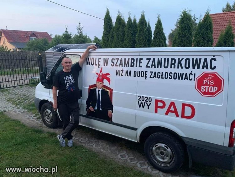 Policja zatrzymuje właśnie kierowcę tego busa.