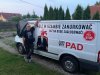 Policja zatrzymuje właśnie kierowcę tego busa.