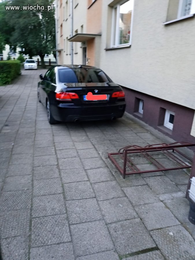 Mistrz parkowania, mógł na piętrze zaparkować...