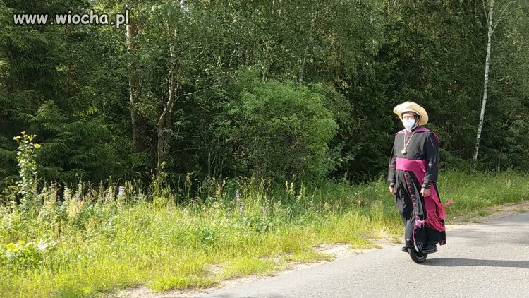 To tylko klecha zapi*rdalający na monocyklu