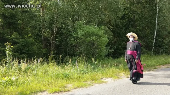 To tylko klecha zapi*rdalający na monocyklu
