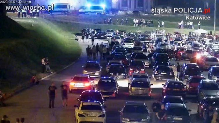 Nielegalne wyścigi w centrum Katowic przyciągnęły  