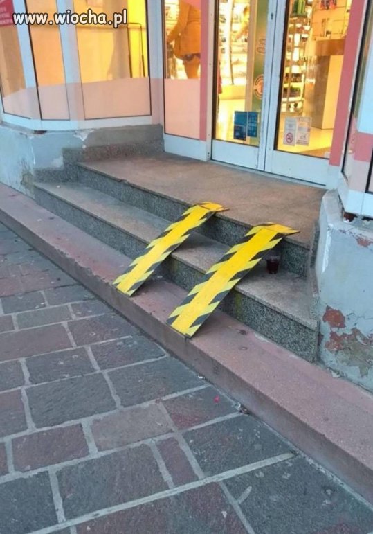 Dotacje z unii dostali by zrobić podjazd.