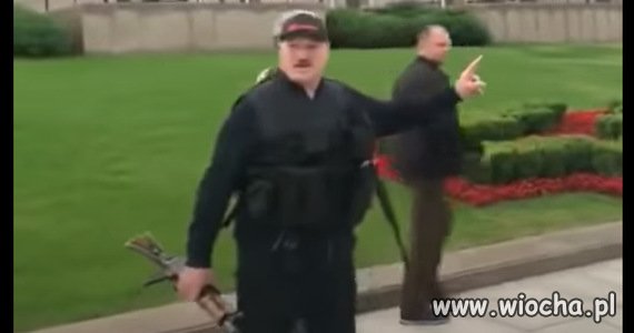 Łukaszenka z bronią