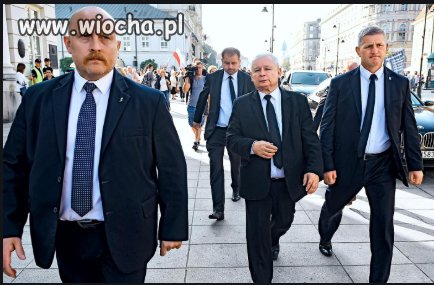 ,Tradycyjna polska rodzina na niedzielnym spacerze