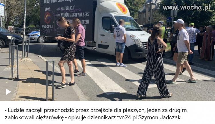 Piesi zablokowali furgonetkę 