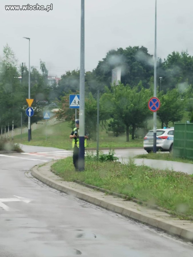 A któż to się tak za słupem ukrył nieumiejętnie?