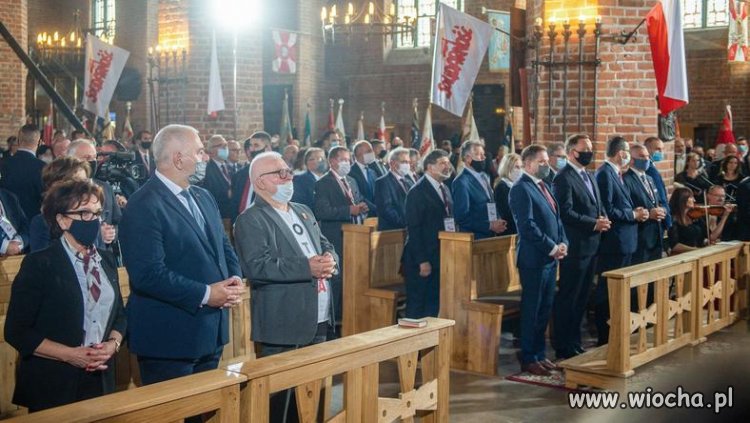 Widząc Wałęsę w pierwszym rzędzie podczas mszy to