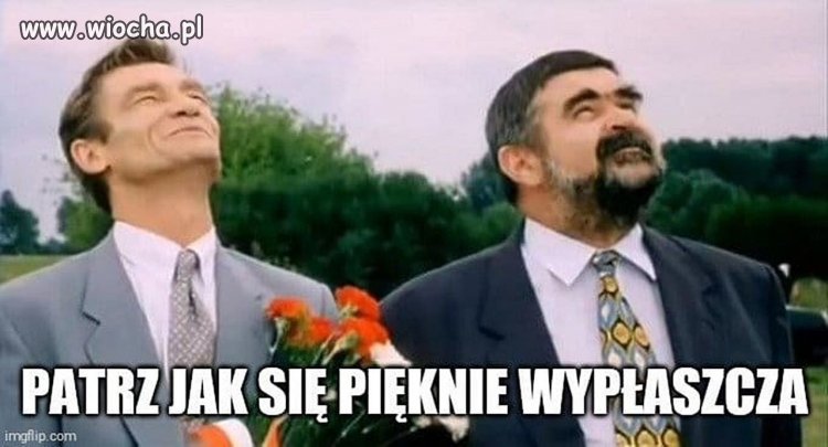 Krzywa zagina się w dół. 