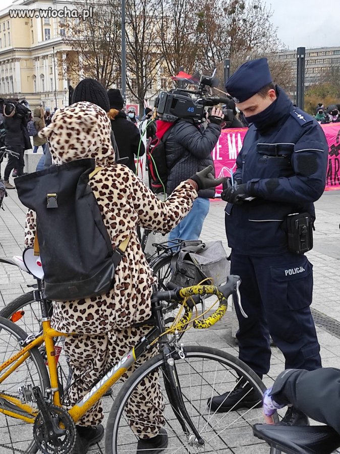 Policja spisuje lamparta na rowerze?