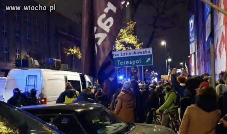 Potężne protesty przeszkadzaly Czarnkowi w modlitwie