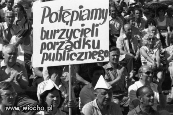 PiS stosuje język komuny: bandyci, zadymiarze, niszczyciele porządku społecznego