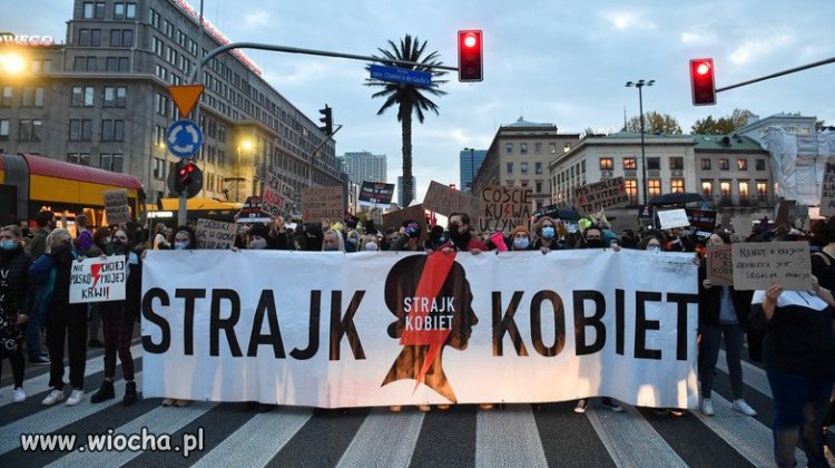 PiS ma się czego bać. Polacy masowo popierają Strajk Kobiet!