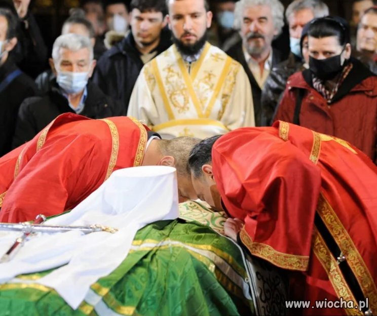 Wierni całują zmarłych na COVID-19 biskupów.