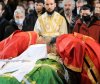 Wierni całują zmarłych na COVID-19 biskupów.