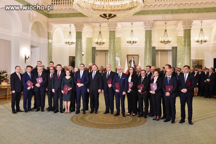 Pod osłoną nocy wprowadzili obowiązek szczepień