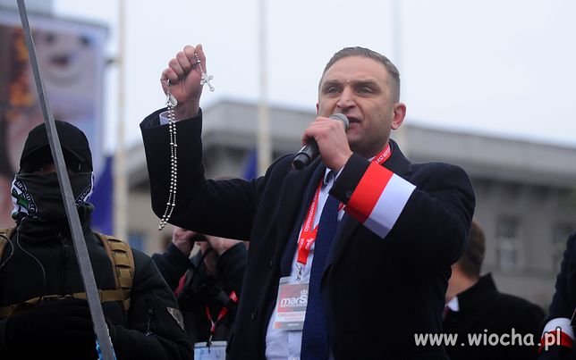 To ścierwo zarzuca mundurowym kłamstwo i obarcza 